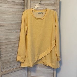 Logo top in yellow. Size large. Smoke free and pet free home